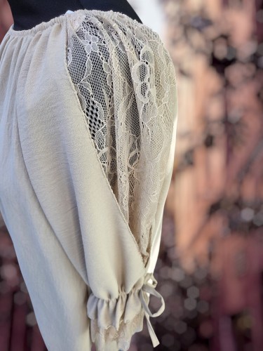 Luchtige Top Kanten Details Beige e Top Kanten Details Beige